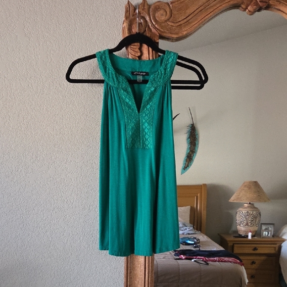 Cable & Gauge Tops - Cable & Gauge Green Embroidered Yoke Tank Top EUC
